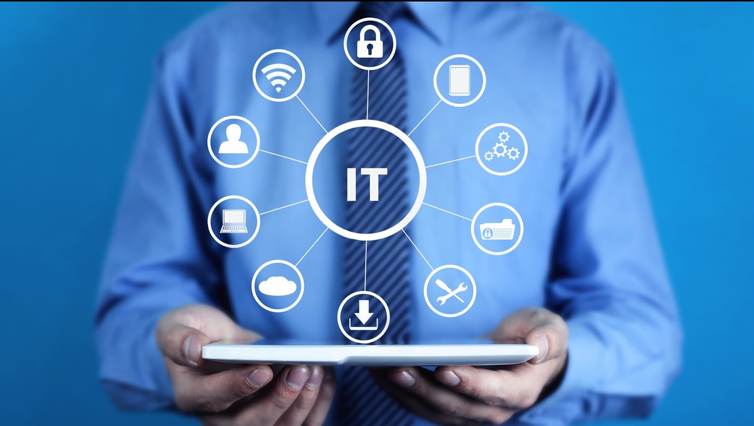 Profesional administrando un ecosistema de tecnología empresarial